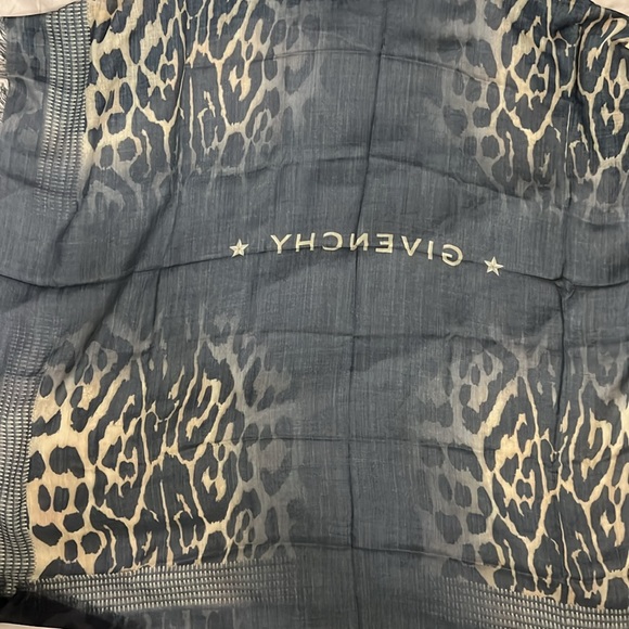 Brand new Givenchy wool 44x44” - Picture 7 of 10